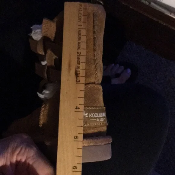 UGGS Koolaburra kids 7 w/dainty bows & row of plush sheepskin peeking from bows. - Picture 9 of 10